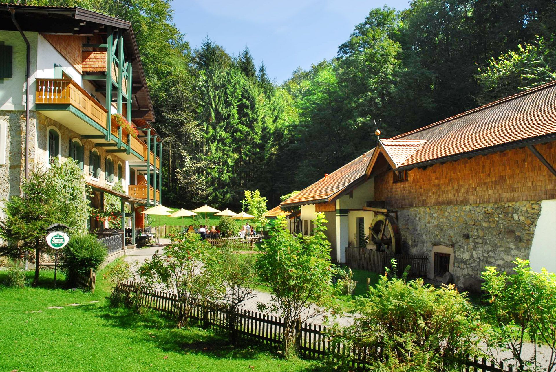 Hotel_Hammerschmiede-Anthering-Aussenansicht im Sommer