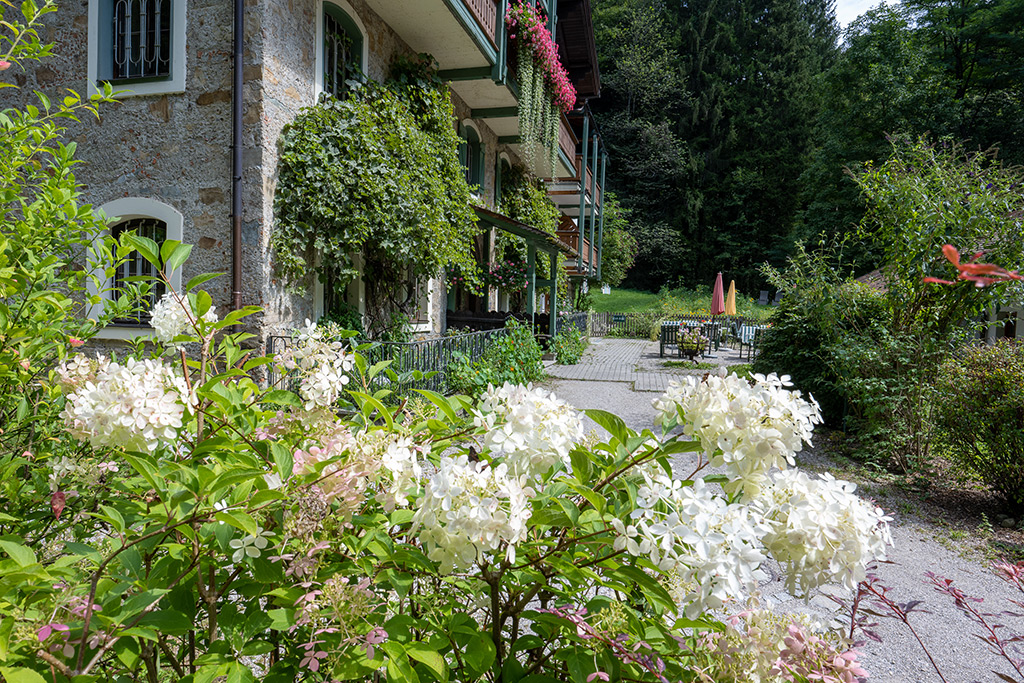 Hotel Hammerschmiede im Wald bei Salzburg Blumengarten